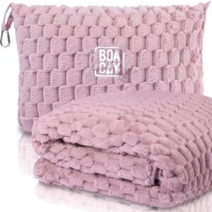 Kompakte Reisedecke und tragbares Kissen in sanftem Rosa, ideal für Reisen und gemütliche Abende, aus weichem Mikroplüsch gefertigt.