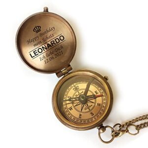 Antiker personalisierter Kompass in Vintage-Optik mit Gravur, bronzefarbenem Gehäuse und feiner Kette, in Ledertasche; ideales Geschenk für besondere Anlässe.
