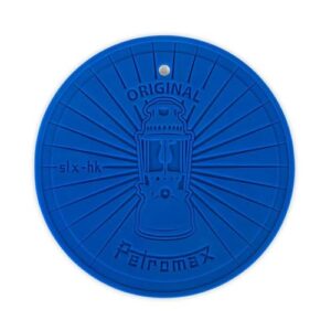 Runder blauer Silikonuntersetzer mit einem reliefartigen Abbild einer Petroleumlampe und dem Schriftzug 'ORIGINAL'. Ideal für Outdoor und Camping Aktivitäten.