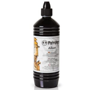 Flasche mit Petromax Alkan Lampenöl - gereinigtes Petroleum für Öllampen. Geruchlos, rußfrei und raucharm, ideal für Innen- und Außenbereich.