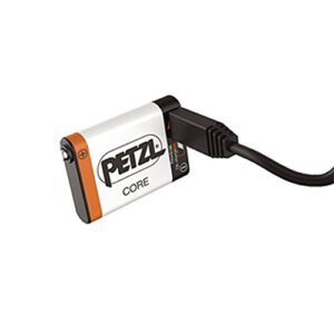 Petzl CORE wiederaufladbare Batterie für Stirnlampen mit Micro-USB-Anschluss, ideal für Outdoor-Aktivitäten und nachhaltige Nutzung.