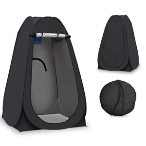 CLIPOP Pop Up Toilettenzelt im Einsatz als Umkleidezelt für Outdoor-Aktivitäten, UV-beständig, mit Reißverschlussfenstern und tragbarer Aufbewahrungstasche.
