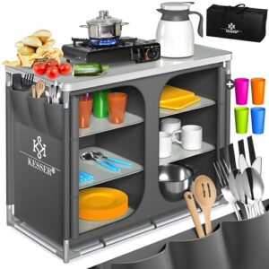 Mobile Campingküche mit stabilem Aluminiumgestell, ausgestattet mit Kochutensilien, Geschirr und integrierter Taschenaufbewahrung, ideal für Outdoor-Aktivitäten und Camping.