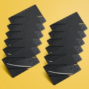 12er Set PRECORN Kreditkarten-Messer in schwarz, im Klappformat, ideal für Outdoor-Aktivitäten wie Camping und Wandern, auf gelbem Hintergrund
