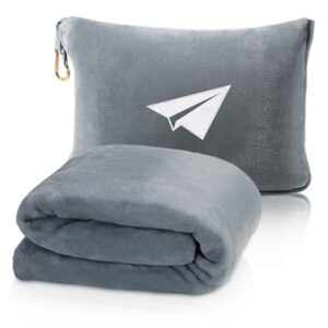 Premium Reisedecke und Kissen in Grau für komfortable Reisen im Flugzeug, kombiniert in einem praktischen 2-in-1 Design mit Karabiner und Tasche.