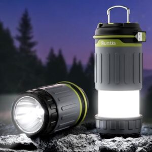 Zwei tragbare Quntis LED Campinglampen in einer natürlichen Umgebung, ideal für Outdoor-Aktivitäten und Notfälle.