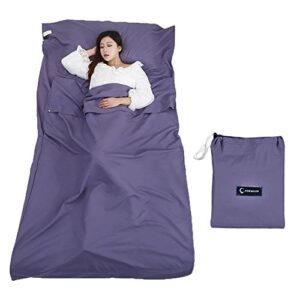 Blauer Queta Hüttenschlafsack aus dünner Mikrofaser, ideal für Camping und Hostels, mit einer schlafenden Frau darin.