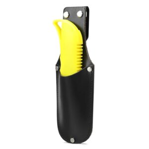 Echtleder Messertasche für Gürtel in Schwarz mit einem leuchtend gelben Cuttermesser, das teilweise aus der Tasche herausragt. Die Tasche zeigt ein elegantes und robustes Design mit stabilen Nieten.