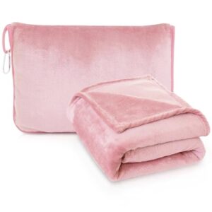 Reisedecke 2 in 1 in sanftem Rosaton, zusammengefaltet mit passender Tasche, ideal für Reisen und Komfort.