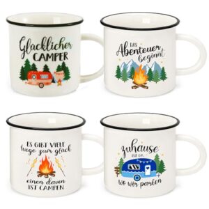 Set von vier Camping Tassen mit verschiedenen Designs, die Camping-Themen und Abenteuer grafisch darstellen, ideal für Outdoor-Enthusiasten und Geschenke für Camper.