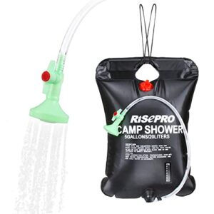 RISEPRO Solar Dusche Tasche mit 5 Gallonen Kapazität, ideal für Camping und Outdoor-Aktivitäten, mit Duschkopf und Temperaturindikator.