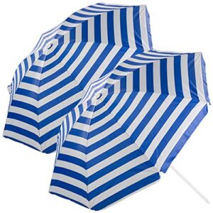 Zwei Reise Sonnenschirme im auffälligen blauen und weißen Streifen-Design, ideal für Strand, Garten und Badesee, mit UV30+ Schutz und leichtem Transport