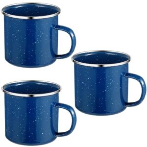 Drei stilvolle Emaille-Becher in blau mit weißen Sprenkeln, ideal für Camping, Outdoor-Aktivitäten und täglichen Gebrauch, mit stabilen Henkeln aus rostfreiem Edelstahl.