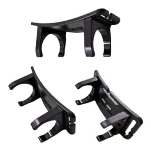 Drei schwarze Scheinwerfer-Halterungs-Clips für Taschenlampen und Stirnlampen, aus robustem Kunststoff, ideal für freihändiges Licht und vielseitige Anwendungen.