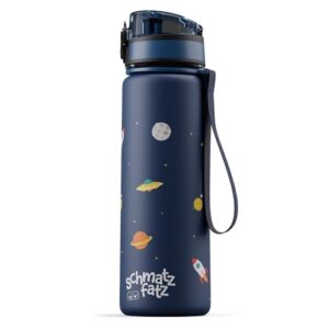 Kinder-Trinkflasche aus Tritan mit 500ml Volumen im Marineblau Space Design, kindgerechter 1-Klick-Verschluss, auslaufsicher und BPA-frei, ideal für Schule und Freizeit.