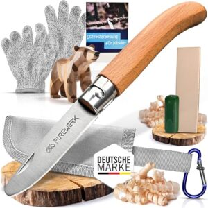 Ein Kinderschnitzmesser mit abgerundeter Spitze und ergonomischem Holzgriff, begleitet von schnittfesten Handschuhen und Holzscheiben, ideal für Holzschnitzprojekte für Kinder ab 6 Jahren.