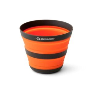 Faltbarer Becher in leuchtendem orange aus BPA-freiem Silikon, ideal für Outdoor-Aktivitäten, flexibel und platzsparend zusammenfaltbar.