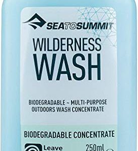 Flasche des Sea To Summit Wilderness Wash, einem superkonzentrierten biologisch abbaubaren Outdoorwaschmittel, ideal für Reisende, Camper und Wanderer. Die Flasche ist in sanften Blautönen gehalten und zeigt den Produktnamen sowie das Leave No Trace-Symbol.