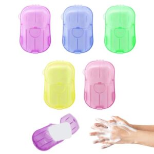 Fünf bunte Seifenspender in Violett, Blau, Grün, Gelb und Pink mit einer Hand, die Seife aufschäumt, ideal für Hygiene unterwegs.