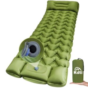 Selbstaufblasende Camping-Isomatte in Olivgrün mit integriertem Kopfkissen, leicht und kompakt, ideal für Outdoor-Aktivitäten.