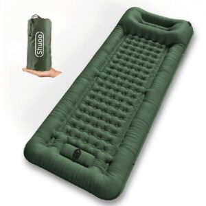 Selbstaufblasende Isomatte in tiefem Grün mit strukturierten Luftkammern und hoher Kopfstütze für optimalen Komfort beim Camping und Outdoor-Aktivitäten.