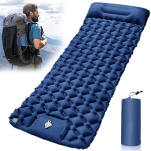 Selbstaufblasende Isomatte in Blau für Camping und Outdoor-Aktivitäten mit erhöhtem Kopfpolster und Ventil zum Aufblasen, ideal für Komfort beim Schlafen unter freiem Himmel.