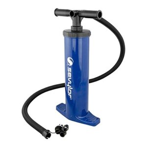 Sevylor manuelle Luftpumpe in Blau mit Doppelhubkolben, ideal zum Aufpumpen von Luftmatratzen, Booten und anderen aufblasbaren Produkten. Kompaktes Design mit Schlauch und Adaptern.