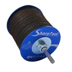 SharpTool 1.0 Multitool Blade Sharpener auf blauer Spule, die eine innovative Lösung zum Schärfen von Sägeblättern darstellt. Das Bild zeigt das robuste Design und die präzise Verarbeitung des Werkzeugs, das für Hobbyhandwerker und Profis geeignet ist.
