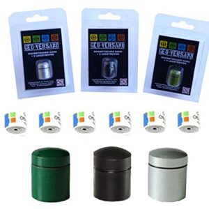 Magnetischer Nano Geocaching Behälter in Silber, Grün und Schwarz, wasserdicht mit drei Logstreifen für Geocaching Abenteuer.