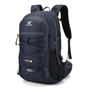 SKYSPER BOGDA 35 Wanderrucksack 35L in dunklem Design mit atmungsaktiven Schultern und durchdachter Fächeraufteilung für Outdoor-Aktivitäten.