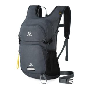 Leichter 15L Wanderrucksack in modernem grauen Design aus recyceltem Polyester mit ergonomischer Form und praktischen Fächer für Outdoor-Aktivitäten.