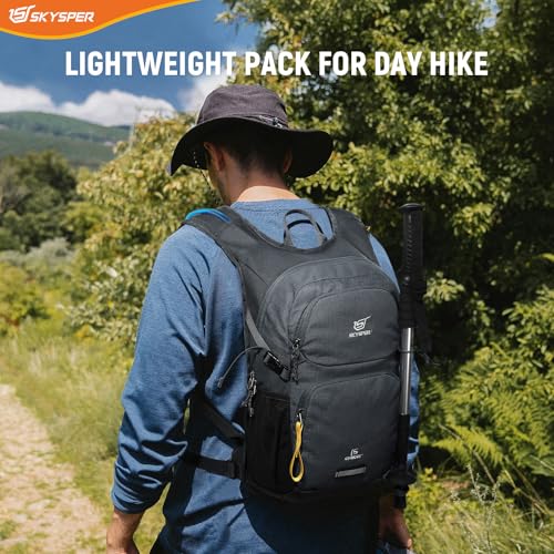 SKYSPER Wanderrucksack Klein 15L auf einem Wanderweg, tragend von einer Person in naturverbundener Umgebung. Der leichte Rucksack bietet Halterungen für Wanderstöcke und ist ideal für Tageswanderungen.