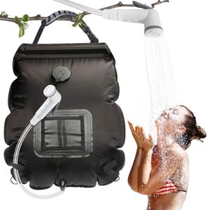 Tragbare Solar Dusche Tasche mit 20 Litern Kapazität, die sonnenerwärmtes Wasser für erfrischende Duschen beim Camping und Outdoor-Aktivitäten bietet.