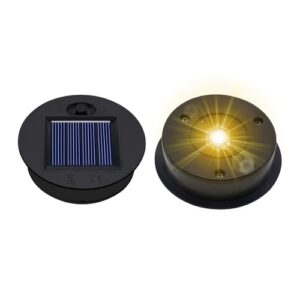 Zwei solarbetriebene LED-Lichter im runden Design, eines mit mattschwarzer Oberfläche und ein eingeschaltetes Licht, das warmes, gelbes Licht ausstrahlt. Ideal für den Einsatz in DIY hängenden Laternen und im Freien.