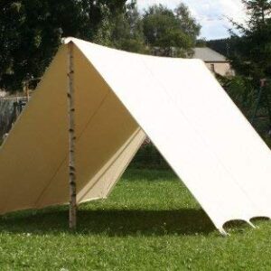Sonnensegel 2 x 5 m aus 100% Baumwolle, ideales Zubehör für LARP-Events und Mittelalter-Reenactments, auf grünem Rasen aufgestellt.