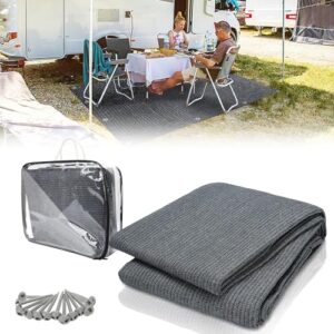 Hochwertiger Vorzeltteppich für Camping mit atmungsaktiver und rutschfester Oberfläche, inklusive Tragetasche und Heringen, im Einsatz auf einem Campingplatz.