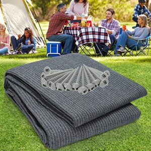 Outdoor Vorzeltteppich in grau-blau mit Heringen auf einer grünen Wiese, ideal für Picknick und Camping, inmitten einer geselligen Runde von Menschen.