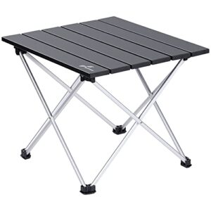Sportneer klappbarer Campingtisch aus Aluminium mit strukturierter dunkler Tischplatte, stabilen Aluminiumbeinen und rutschfesten Gummifüßen, ideal für Outdoor-Aktivitäten wie Picknicks, Camping und Reisen.