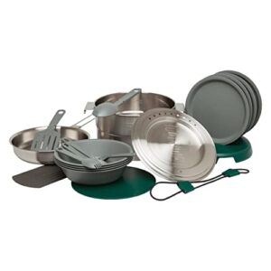 21-teiliges Stanley Adventure Full Kitchen Basecamp Kochset aus Edelstahl mit runden Kochtopf, Pfannenwender, Lööffel und stapelbaren grünen Kunststoffschalen für Outdoor-Aktivitäten.