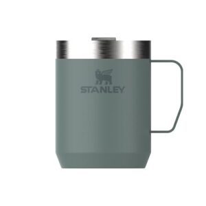 Stanley Classic Legendary Camp Mug in olivgrün mit doppelwandiger Vakuumisolierung, ideal für heiße und kalte Getränke, BPA-frei und spülmaschinenfest.