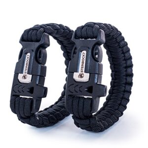 Zwei schwarze Hochkönig Paracord-Armbänder im Set mit vielfältigen Funktionalitäten für Outdoor-Aktivitäten, inklusive integrierter Pfeife, Feuerstein und Messer.