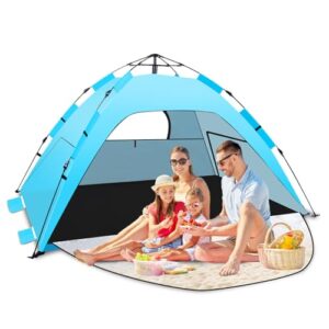 Familie entspannt unter einer hellblauen Strandmuschel Pop Up am Strand, bietet UV-Schutz und komfortablen Schatten für einen perfekten Tag in der Sonne.