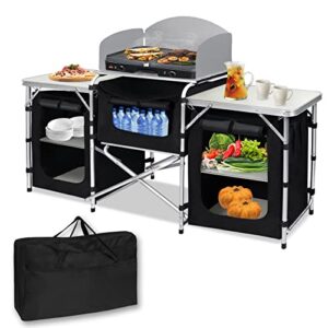 Faltbares Outdoor Küchen Set mit Grillplatte, Stauraum und Windschutz für Camping und Picknicks, geeignet für die Zubereitung von Speisen im Freien.