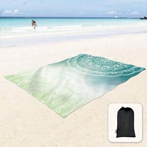 Weiche und seidig Sandabweisende Stranddecke im Mandala-Medaillon-Design mit praktischen Ecktaschen, ideal für Strand, Reisen und Festivals, Dimensions 215 x 183 cm.