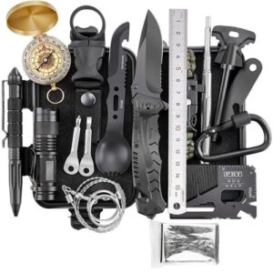 Survival Kit 15 in 1 für Outdoor-Aktivitäten mit Kompass, Taschenlampe, Multifunktionswerkzeug und weiteren nützlichen Utensilien für Notfälle.