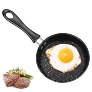 Taasmoog Antihaftbeschichtete Mini-Pfanne mit einem Spiegelei und Rindersteak, ideal für Outdoor-Kochen und Camping, 12 cm Durchmesser.
