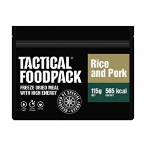 Verpackung der gefriergetrockneten Mahlzeit Tactical Foodpack Rice and Pork mit Angaben zu Nährwerten und Zubereitungshinweisen, ideal für Outdoor-Abenteuer und Notvorräte.