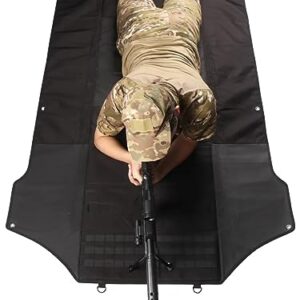 Person in militärischer Kleidung liegt auf einer schwarzen taktischen Trainingsmatte in Schützenposition, bereit für das Schießtraining, optimal für Outdoor-Aktivitäten wie Camping und Jagd.