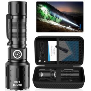 Hochleistungs-Taschenlampe mit 20000 Lumen, robustes Design, für Outdoor-Aktivitäten und Notfälle, im Einsatz in der Natur mit zoombarem Lichtstrahl.
