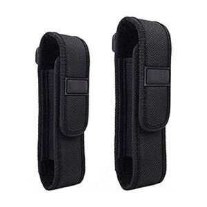 Zwei schwarze Taschenlampenholster aus strapazierfähigem Nylon, geeignet für verschiedene Taschenlampengrößen, mit Klett- und Knopfverschluss für einfache Befestigung am Gürtel.